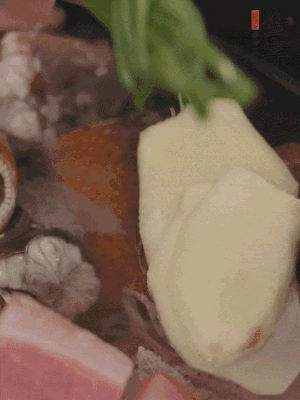 加姜片、蔥結(jié)、料酒。