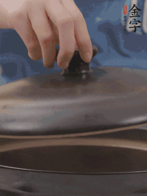 大火煮開(kāi)后轉(zhuǎn)小火，燉煮20分鐘左右。