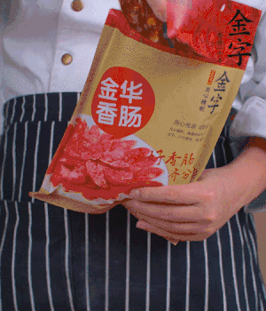 香腸切成斜片，小米辣切成斜片。