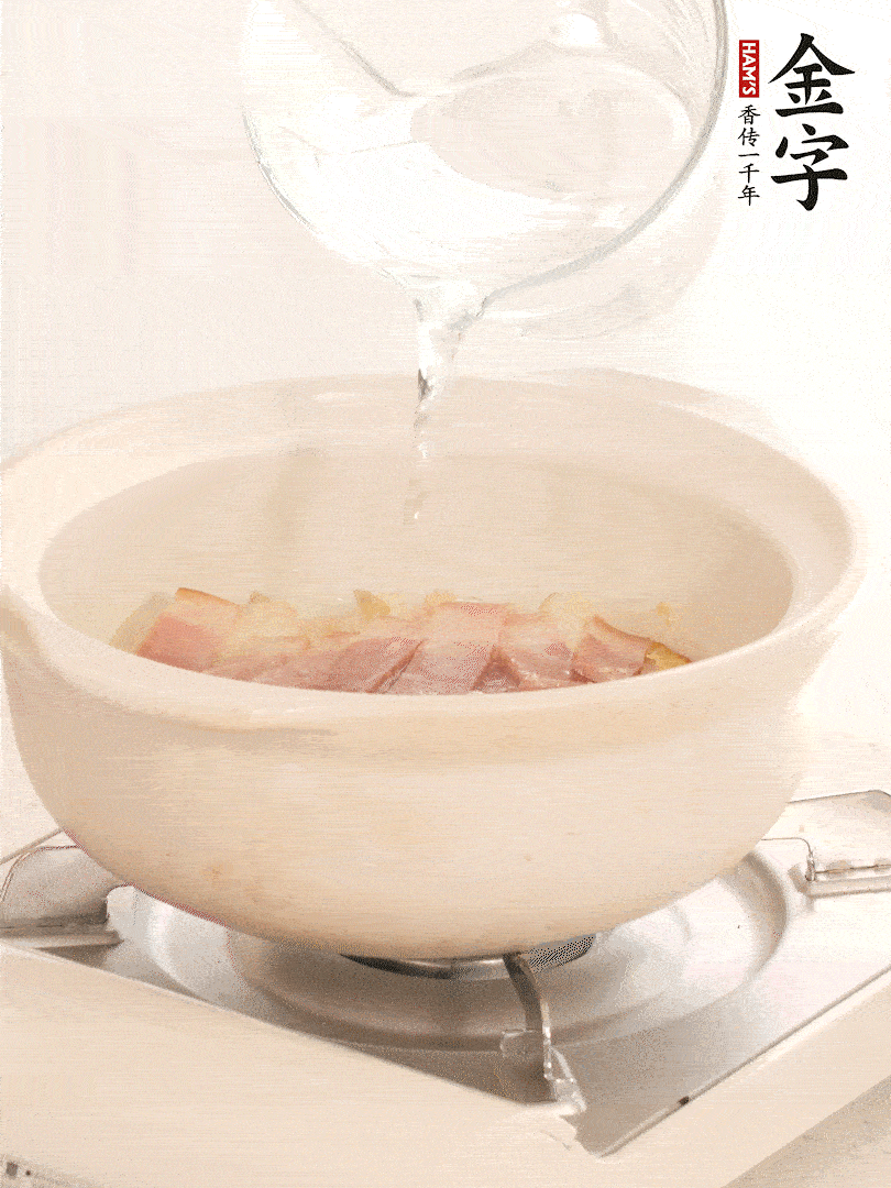 放入火腿片，加開水，再加入豆腐