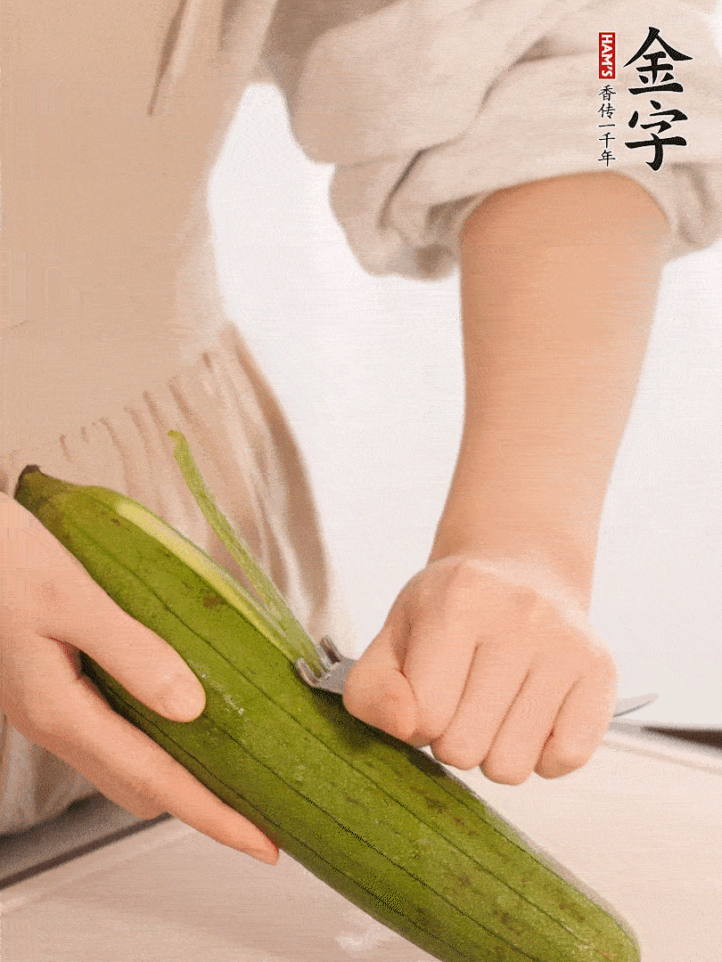 絲瓜去皮切滾刀塊用鹽殺一下水分洗凈。