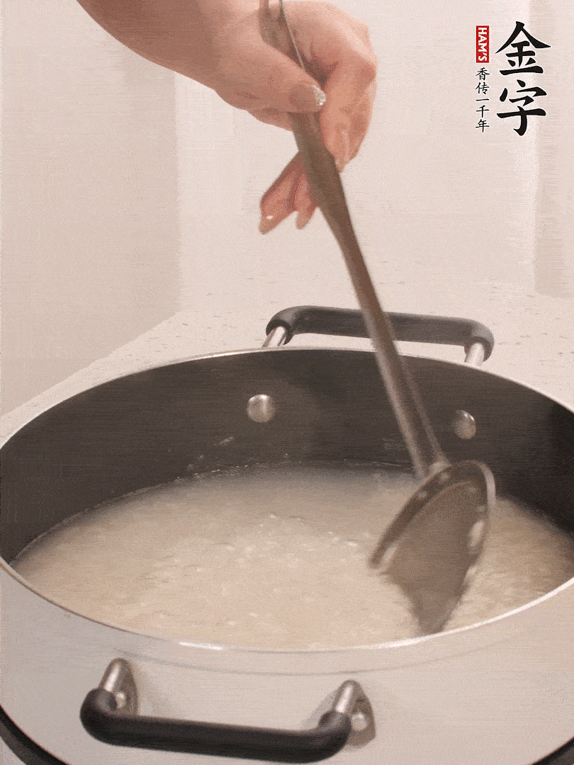 香菇、土豆、胡蘿卜、金字土香腸切小塊。