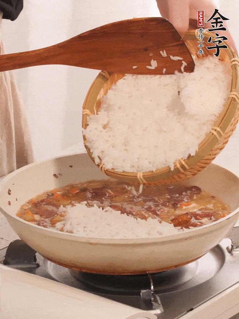 熱鍋燒油，香腸煸出油，加姜片去腥，加土豆、胡蘿卜、香菇翻炒到半熟，隨后加豆角、2小勺鹽、1大勺生抽，煸炒均勻。