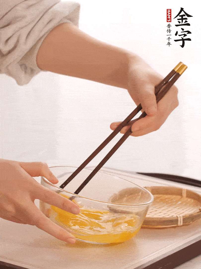 兩顆雞蛋打散。