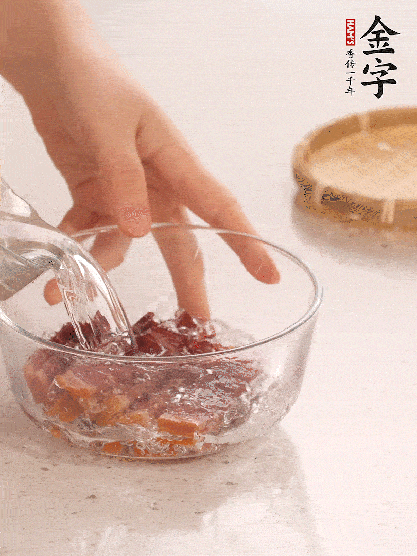 金字火腿切片，溫水泡5分鐘。