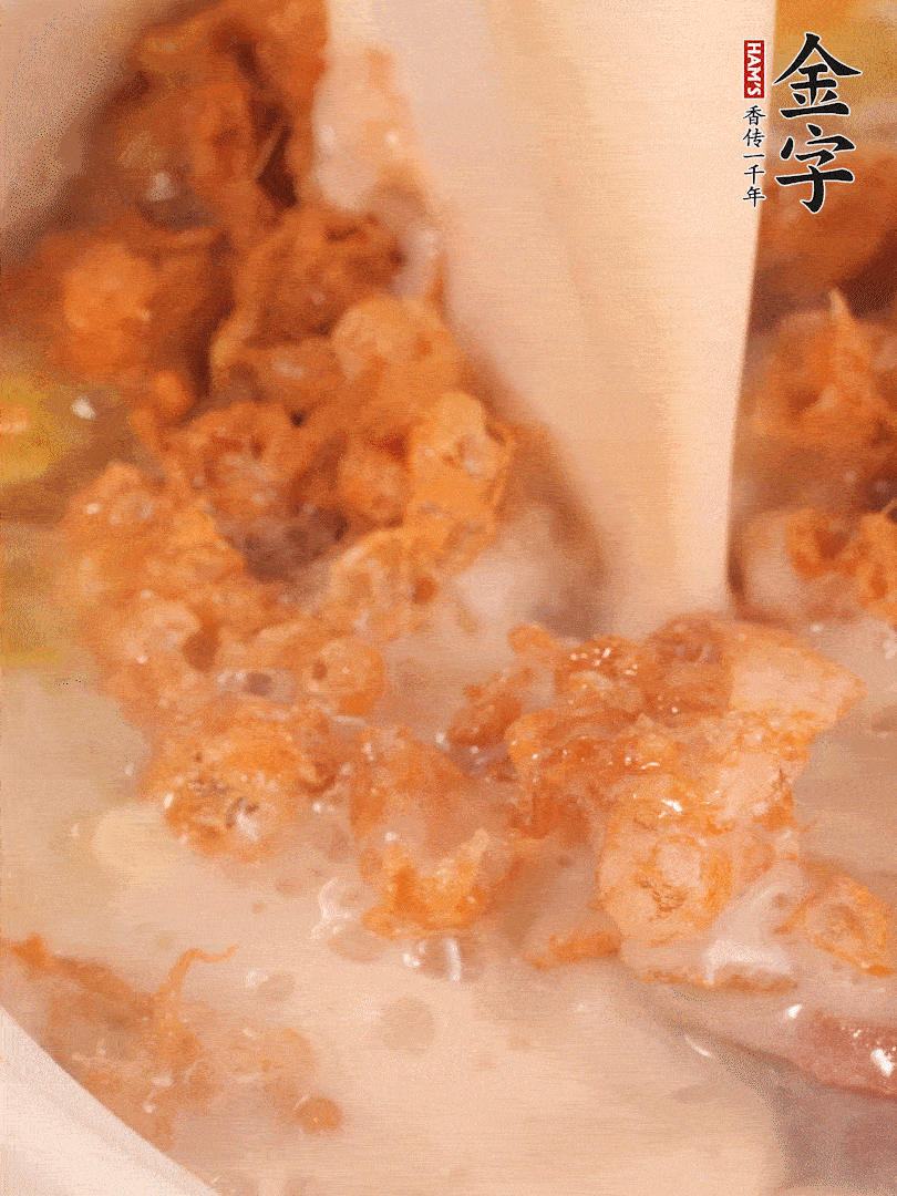 加入蛋酥再煨煮2分鐘，加入豆?jié){。