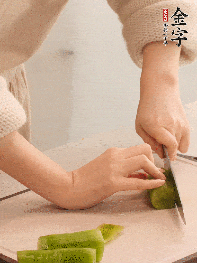 萵筍和白蘿卜用擦絲器擦成細(xì)絲。