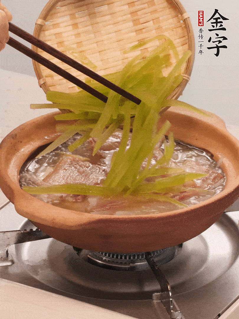 倒入熱水煮開后，轉(zhuǎn)小火燉煮10分鐘，呈奶白色湯底。