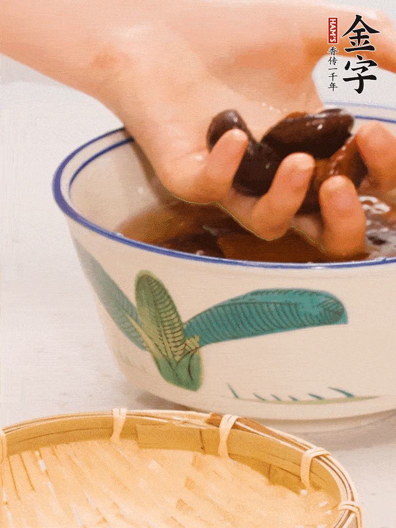 干香菇提前泡發(fā)切片，泡香菇水留著備用。