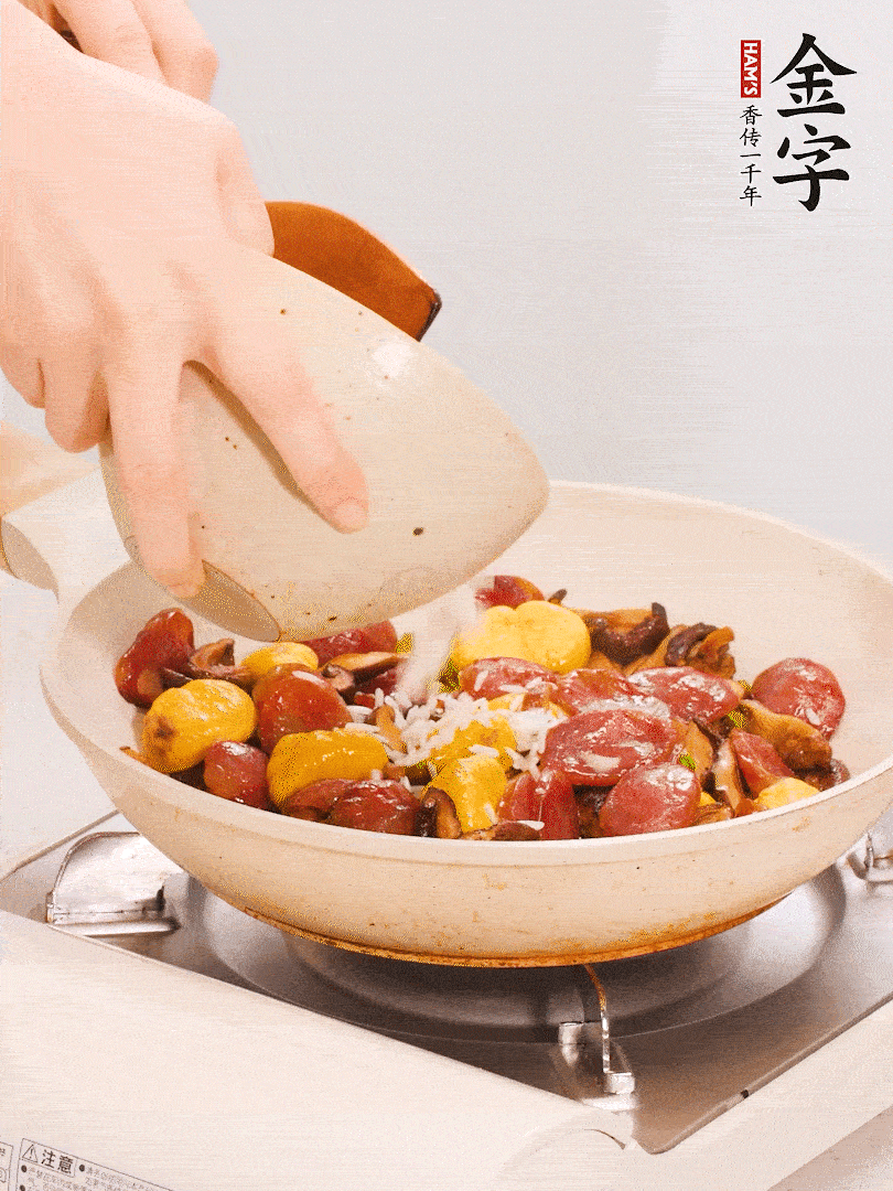 把米淘洗干凈，放入切好的香菇、板栗、毛豆。