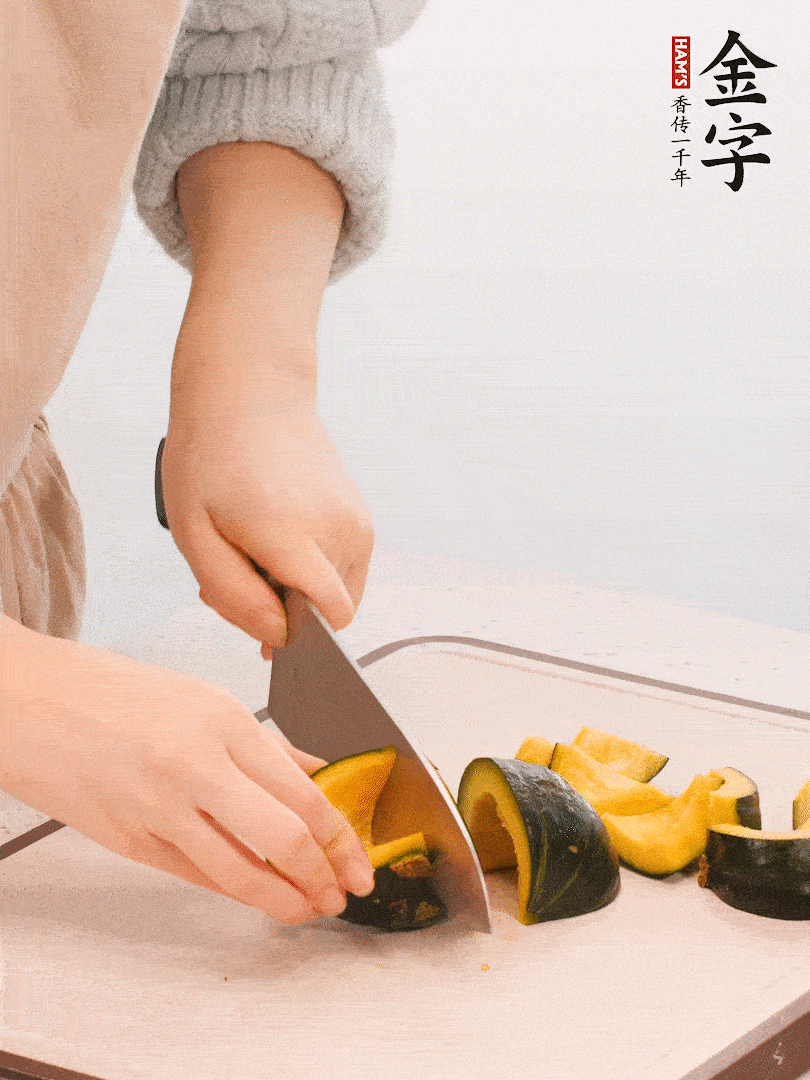 貝貝南瓜切小塊，生姜切成姜絲。