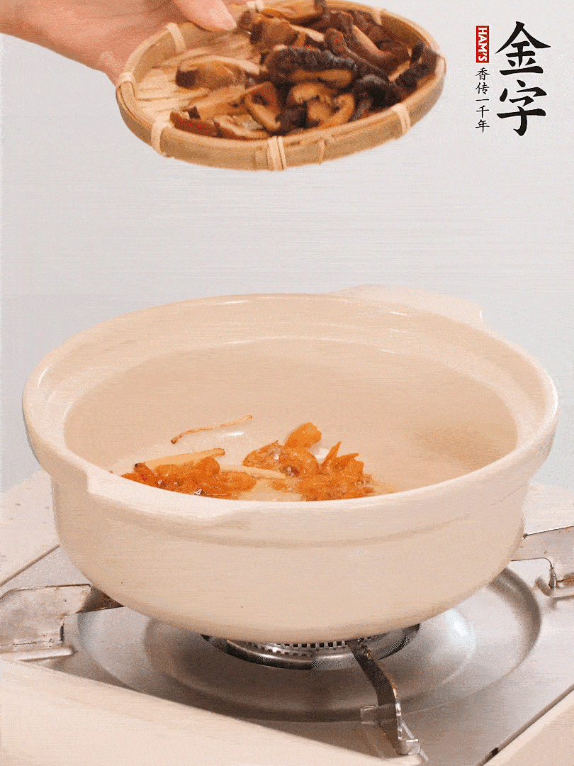 砂鍋倒入少許油，放入姜絲、海米小火煸香；再放入香腸、南瓜、干香菇一起翻炒2分鐘。