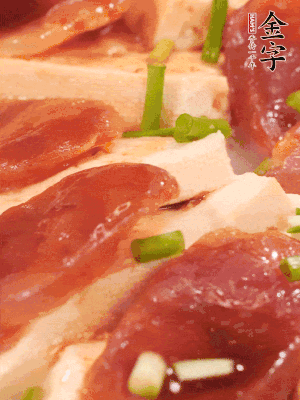 調(diào)一個(gè)醬汁：2勺生抽、1勺蠔油、半勺白糖、1勺淀粉、半碗清水調(diào)成料汁燒開