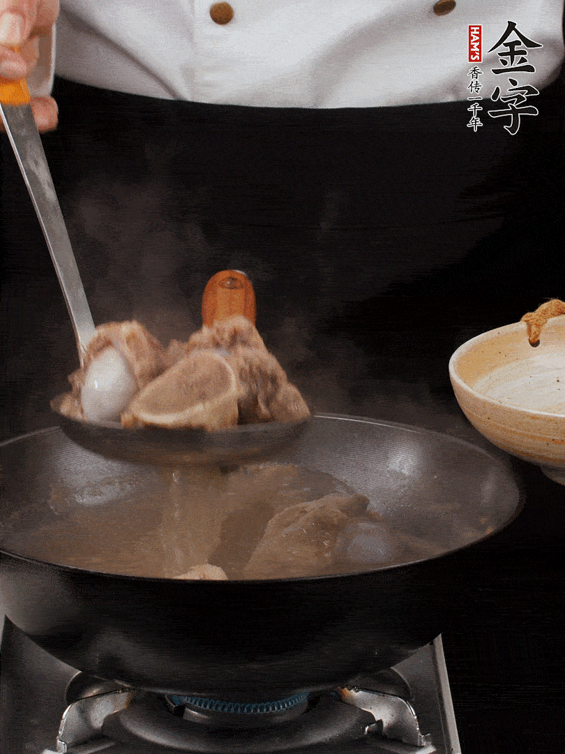 大筒骨清水浸泡30分鐘，中途換水2-3次。冷水下鍋，加姜片、料酒焯水，撇去浮沫。