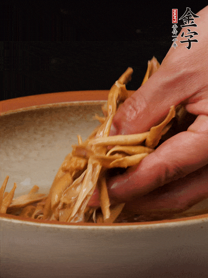 農(nóng)家土筍尖提前泡軟，用刀劃成細(xì)絲，這樣會更加入味。