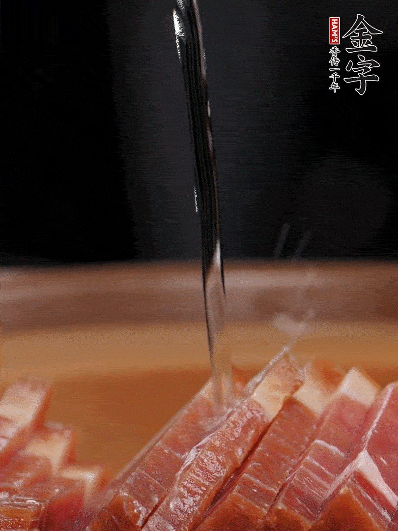 金字火腿切片，放入溫水中泡10分鐘，金字土香腸斜切成片。千張切成細(xì)條。