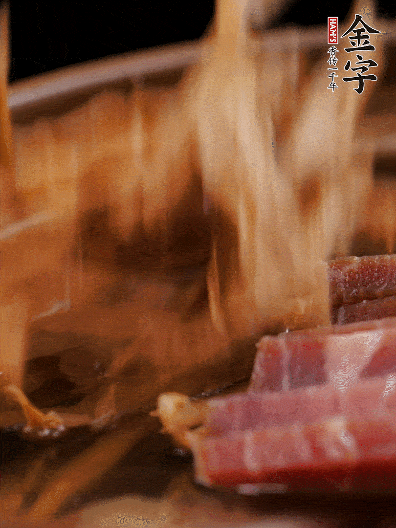 大筒骨、金字火腿、姜片、黃酒一起放入砂鍋，加筍干燉煮40分鐘。（如果家里有高壓鍋，用高壓鍋把高湯壓出來更鮮濃。）