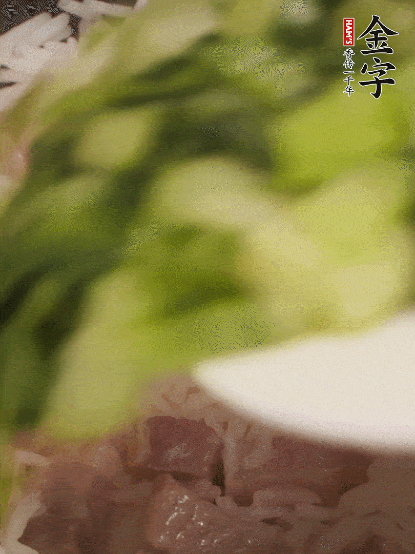 將燜煮好的米飯，倒入炒熟的蔬菜中，翻炒均勻鍆繼續(xù)燜煮5分鐘