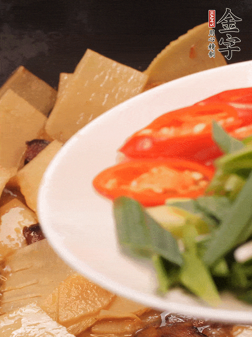 少許料酒增香，下蒜白、青紅辣椒略微翻炒