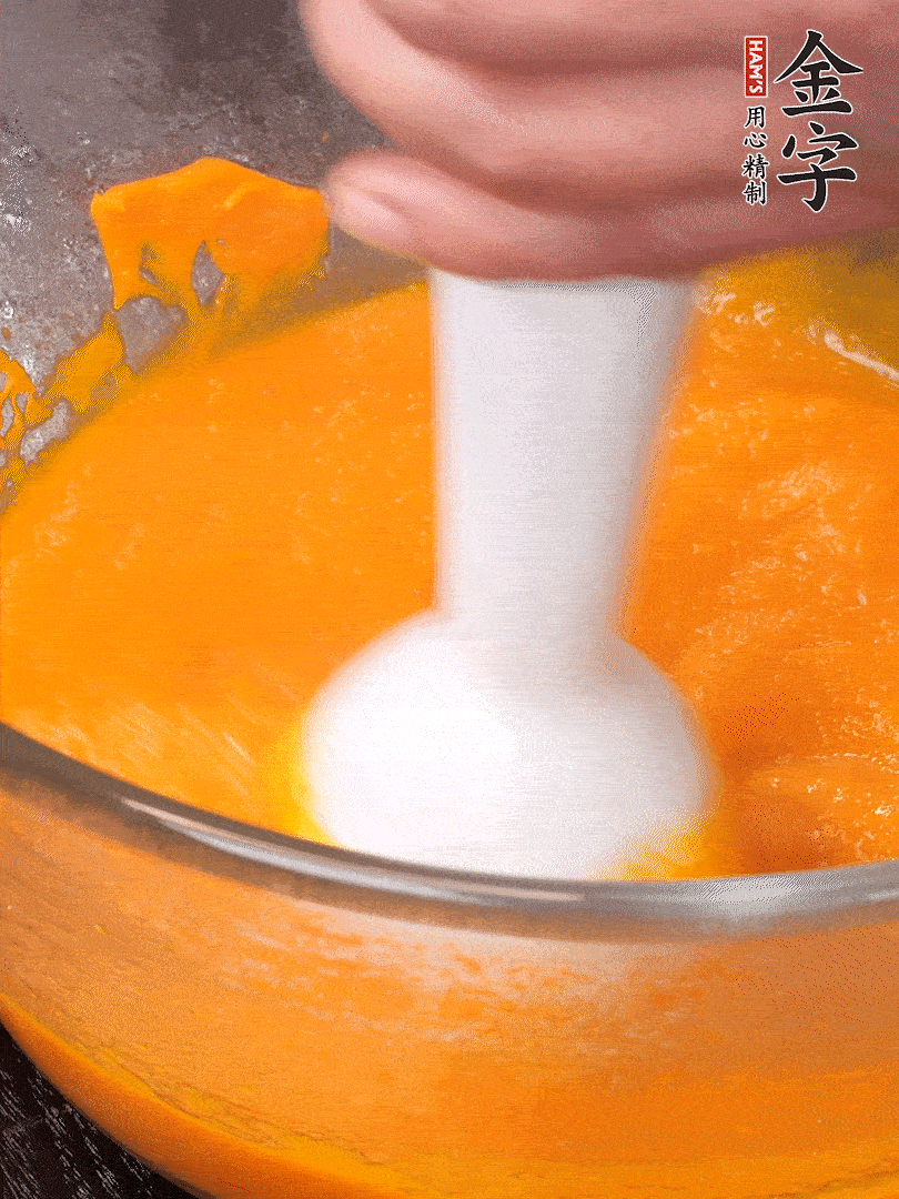 300g南瓜，去皮去瓤切滾刀塊，大火蒸8分鐘，料理機打成泥，篩網(wǎng)過篩成泥