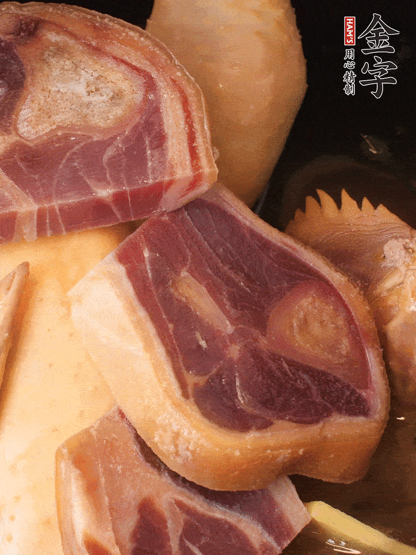 火踵、老母雞加蔥、姜、料酒、清水，大火燒開后轉小火，燉1小時