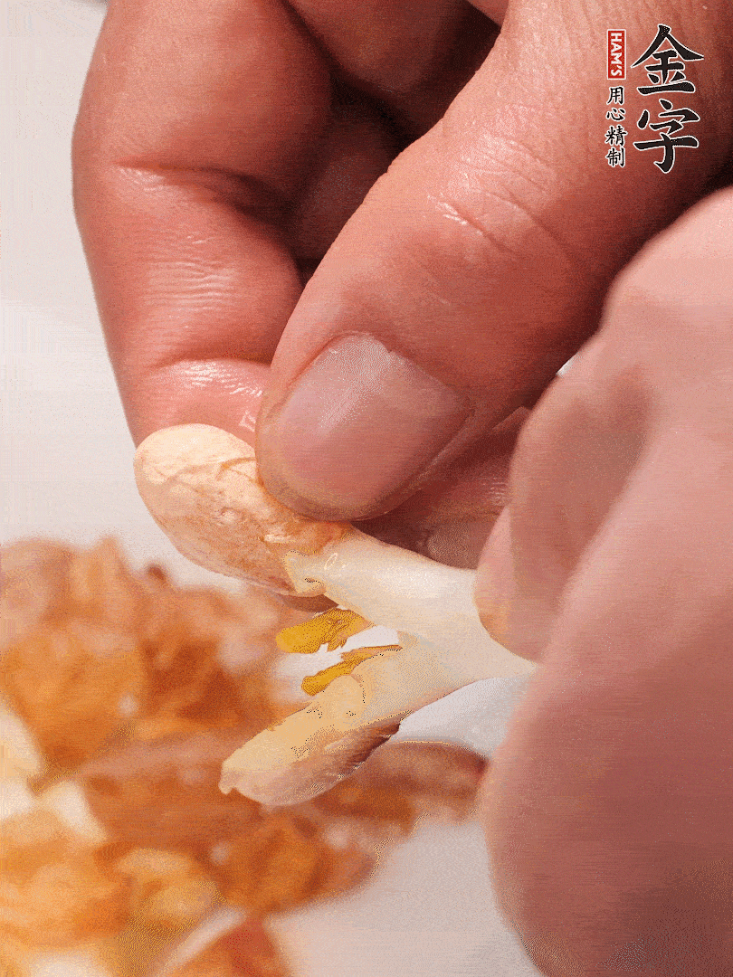 花生芽切段。開水焯水1分鐘，去掉頂部的花生皮