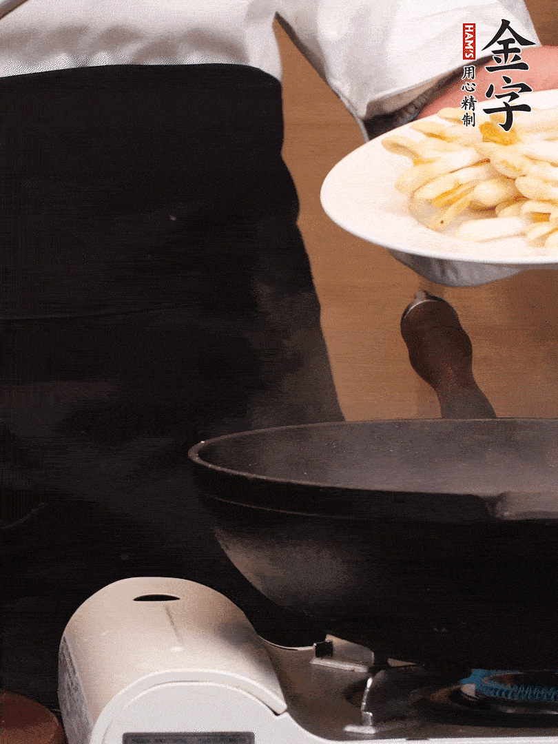 鍋中少許油，下花生芽