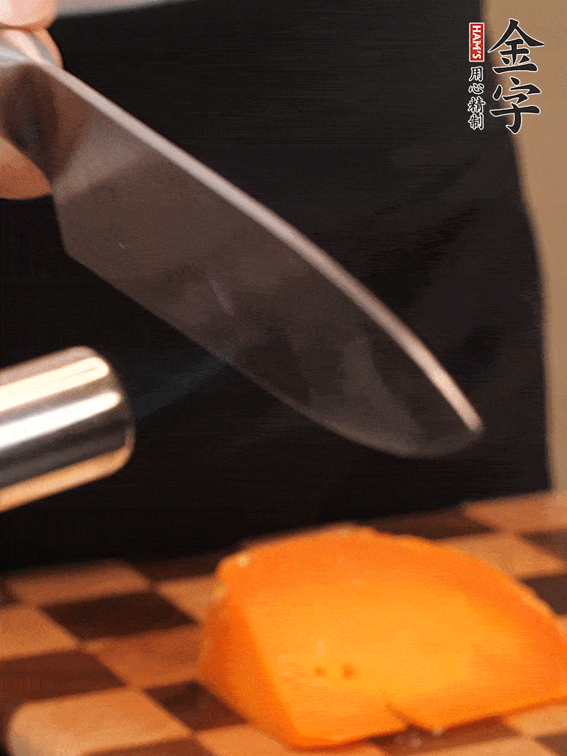 間隔擺上哈密瓜、奶酪、迷迭香、核桃仁