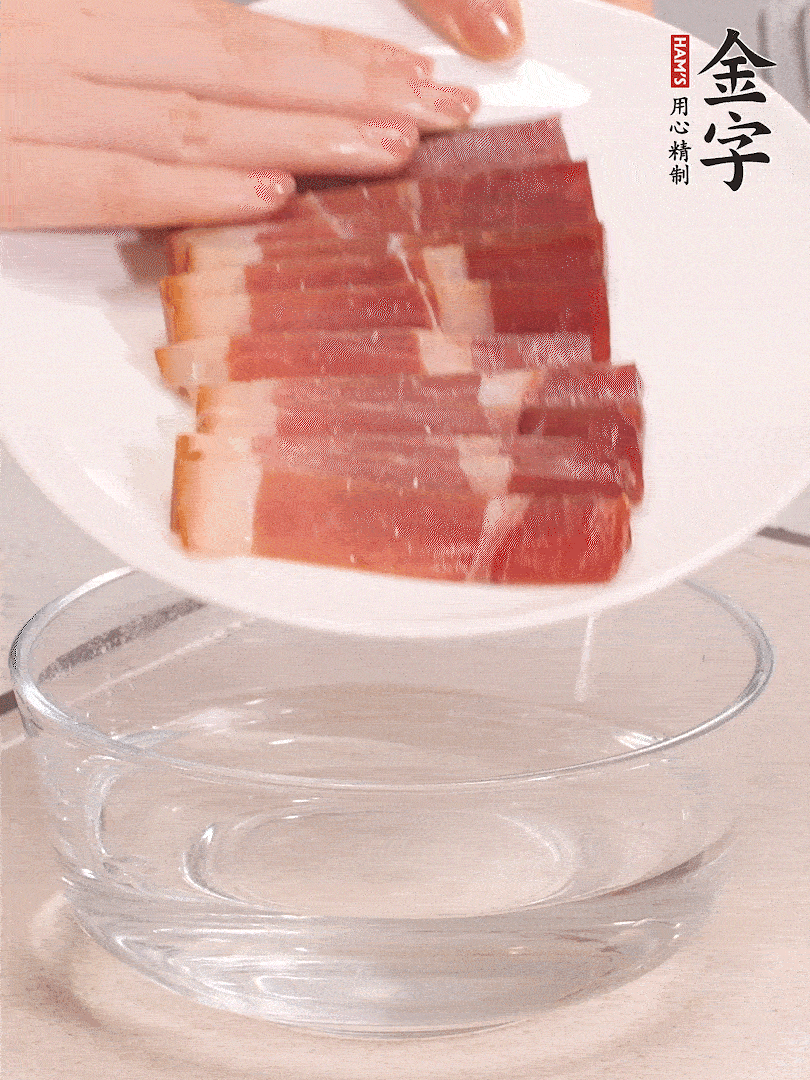 鴨腿冷水下鍋，加姜片、料酒焯水