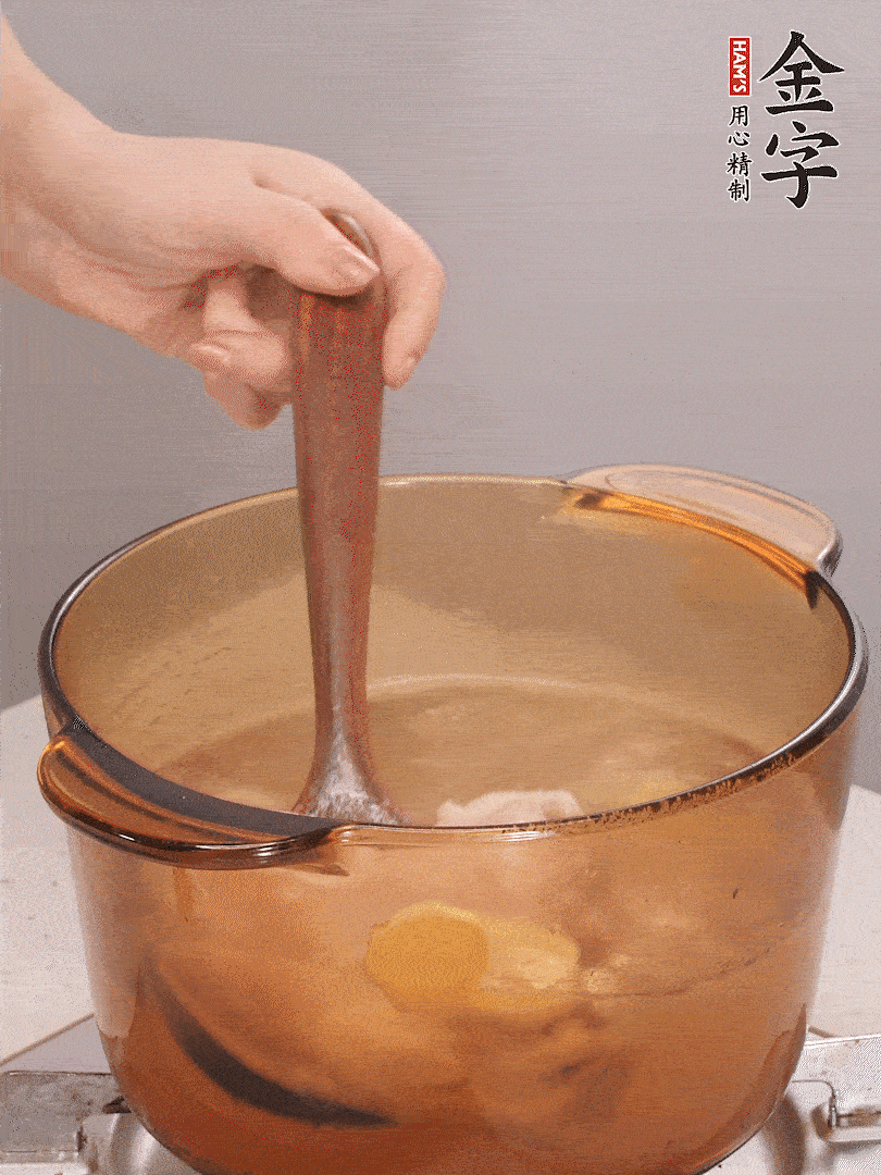 鴨肉、白果、火腿、生姜一起放入砂鍋，清水沒(méi)過(guò)食材，大火燉煮1小時(shí)