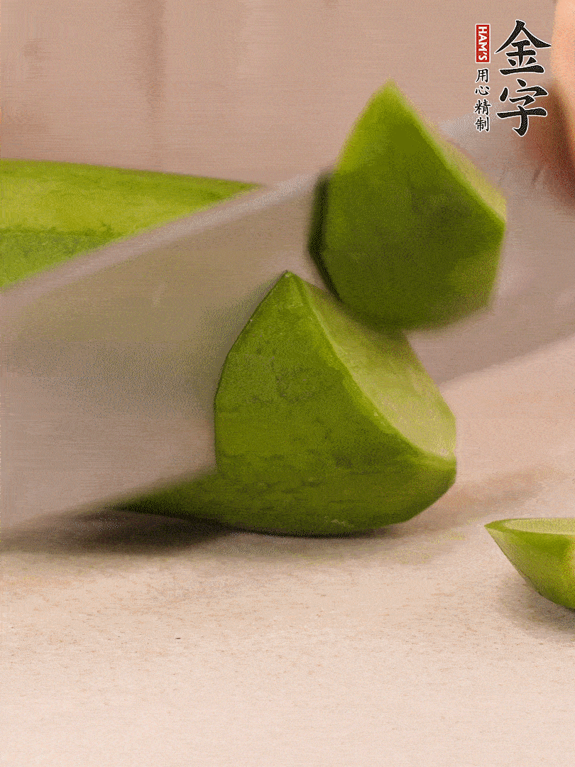 青、紅蘿卜洗凈，去皮切大塊