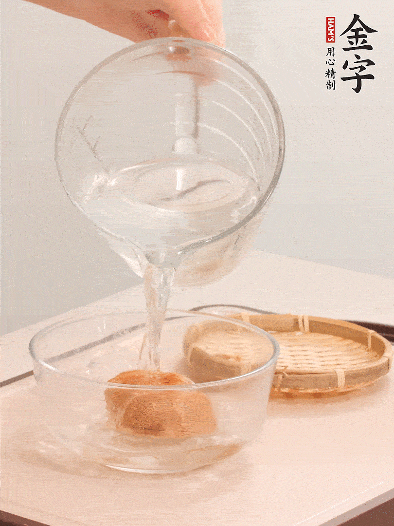 猴頭菇至少泡發(fā)半小時(shí)，將浸泡后的黃水?dāng)D干；