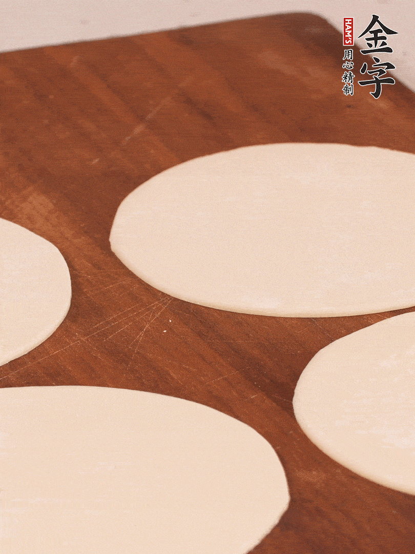 餃子皮均勻抹油，10張疊在一起，搟面杖搟開