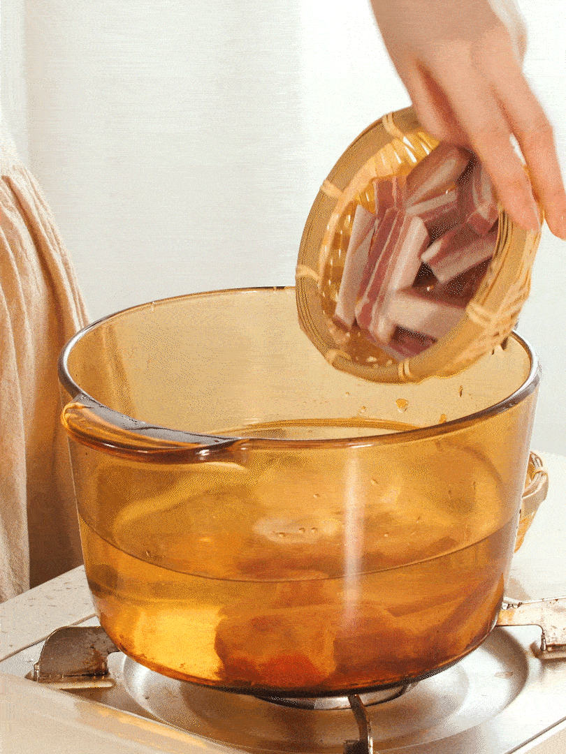 咸肉、排骨加料酒 蔥段 生姜 一起冷水下鍋焯水撈出