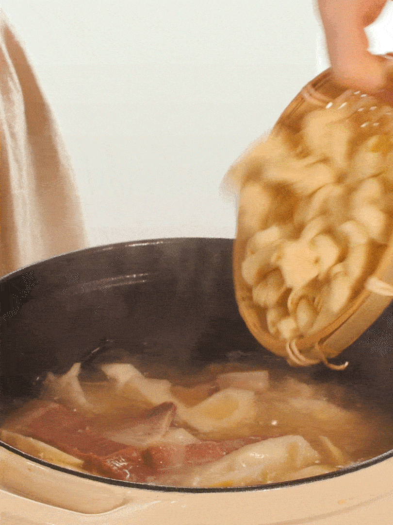 最后放入百葉結。萵筍小火慢篤10分鐘