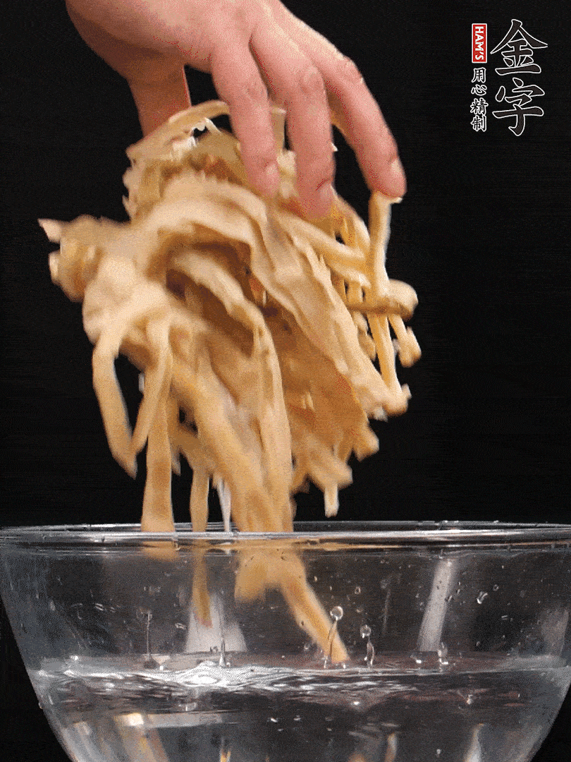 天目山筍干1把，清洗表面鹽分，用手撕成長(zhǎng)條