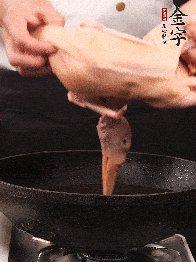 處理干凈的老鴨1只，黃酒小半碗，姜幾片，一起放入冷水，煮沸焯水3分鐘，去除血沫