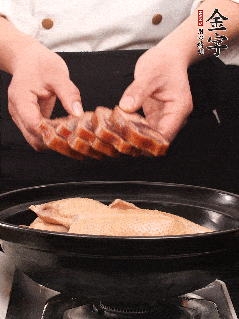 老鴨、金字火腿蹄片、筍干、姜片、蔥結(jié)，清水沒過鴨身2cm，加黃酒小半碗