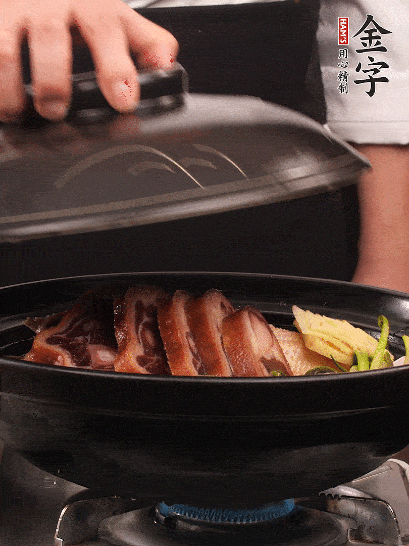 砂鍋蓋蓋子密封，大火燒開后轉(zhuǎn)小火，燜煮2小時(shí)