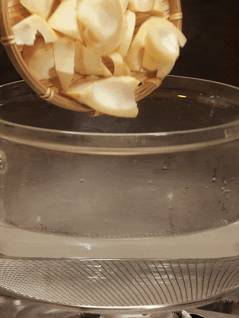 春筍切塊，焯水去除澀味