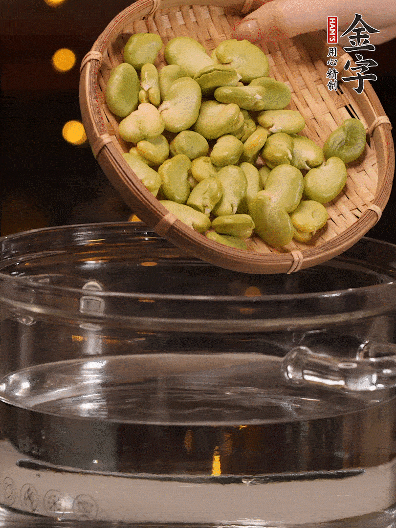 蠶豆剝殼，一起放入鍋中開水焯2分鐘去澀