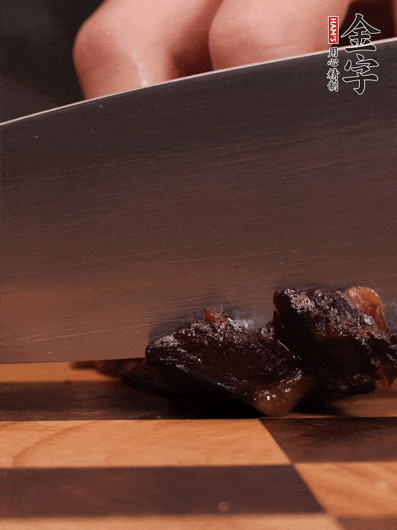 金字醬油肉整塊放入鍋中煮至7成熟，切成小塊