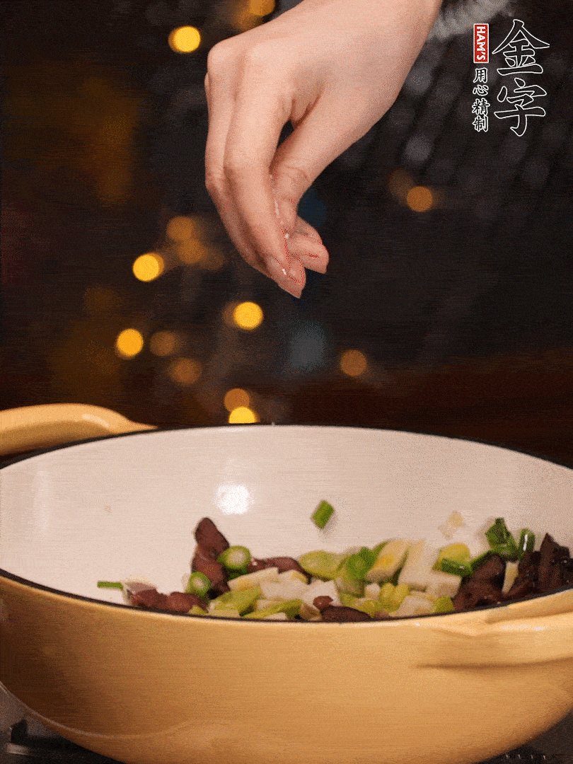 可以加點(diǎn)點(diǎn)水，再加菜苔，加點(diǎn)鹽、味精調(diào)味