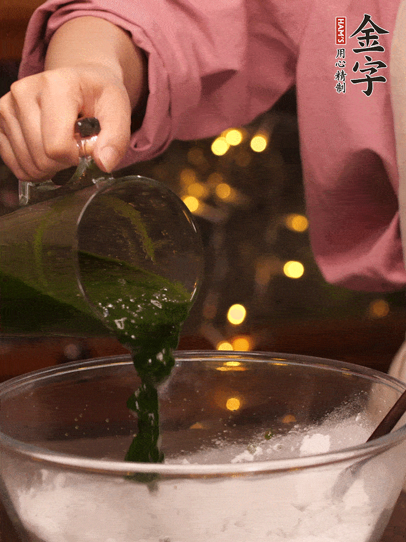 清明粿粉，分次加艾草泥，加點(diǎn)油揉2分鐘