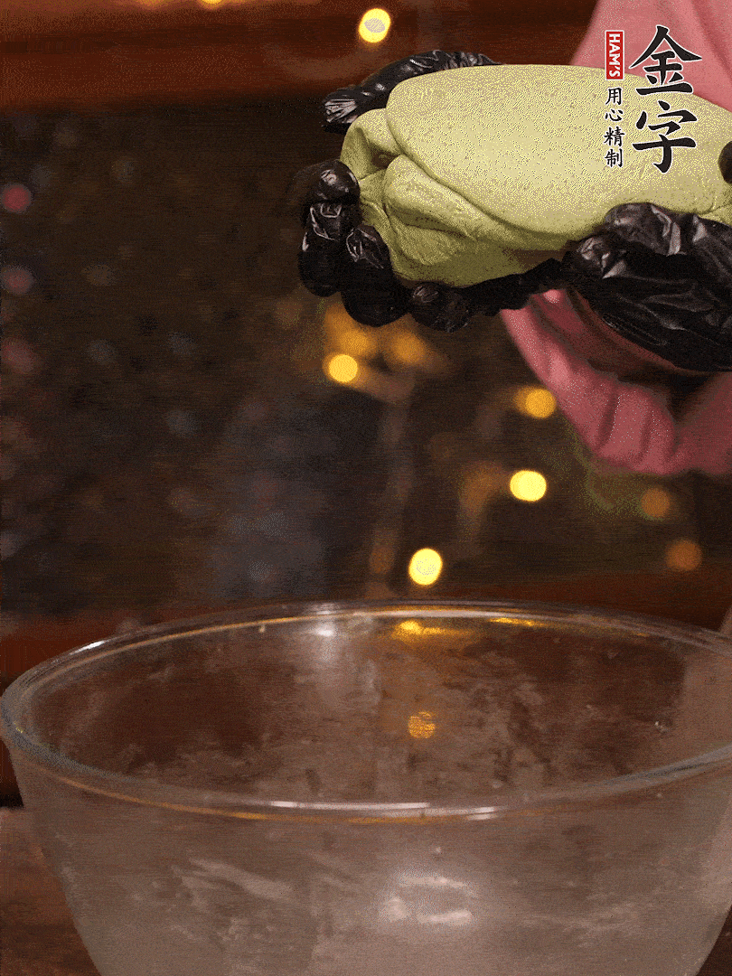 清明粿粉，分次加艾草泥，加點(diǎn)油揉2分鐘，揉到面團(tuán)光滑，醒發(fā)一下