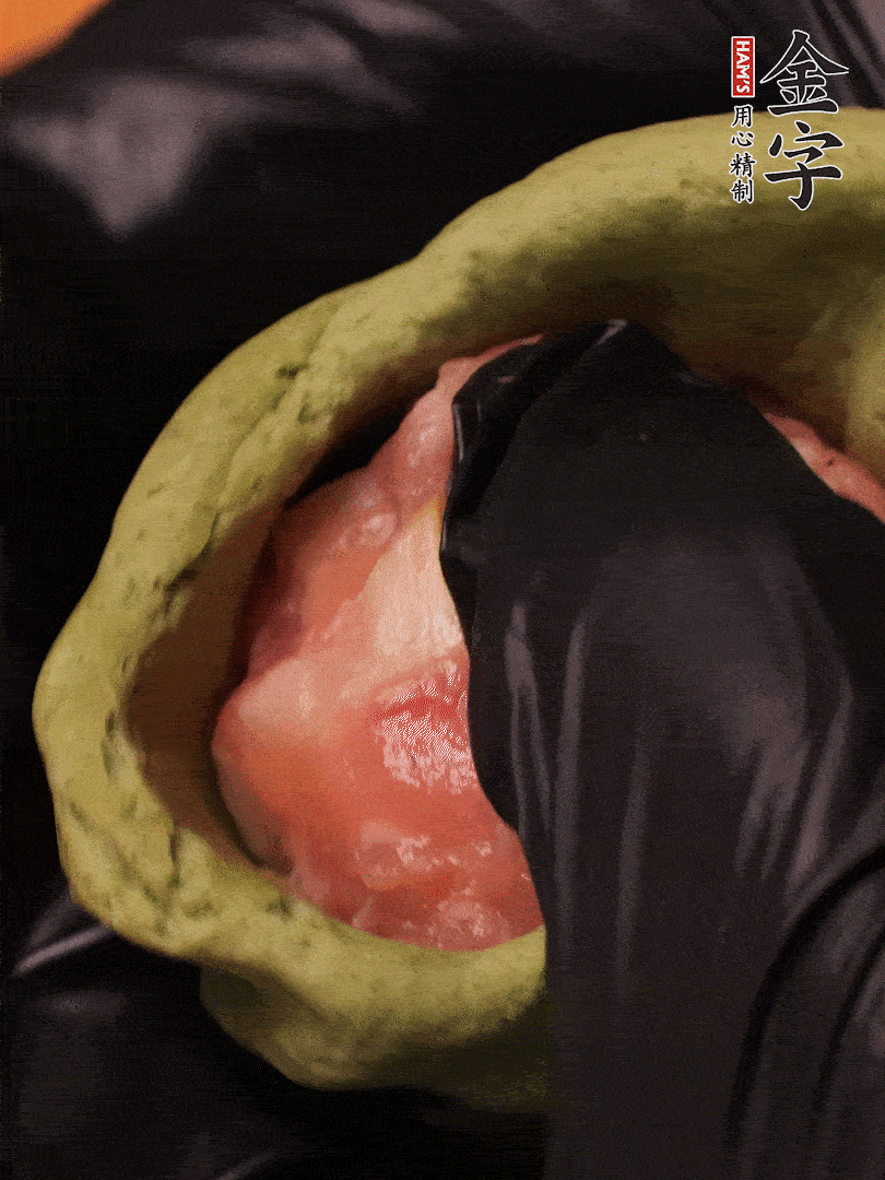 切成小劑子，中間壓個(gè)坑，做成碗狀，虎口慢慢收口