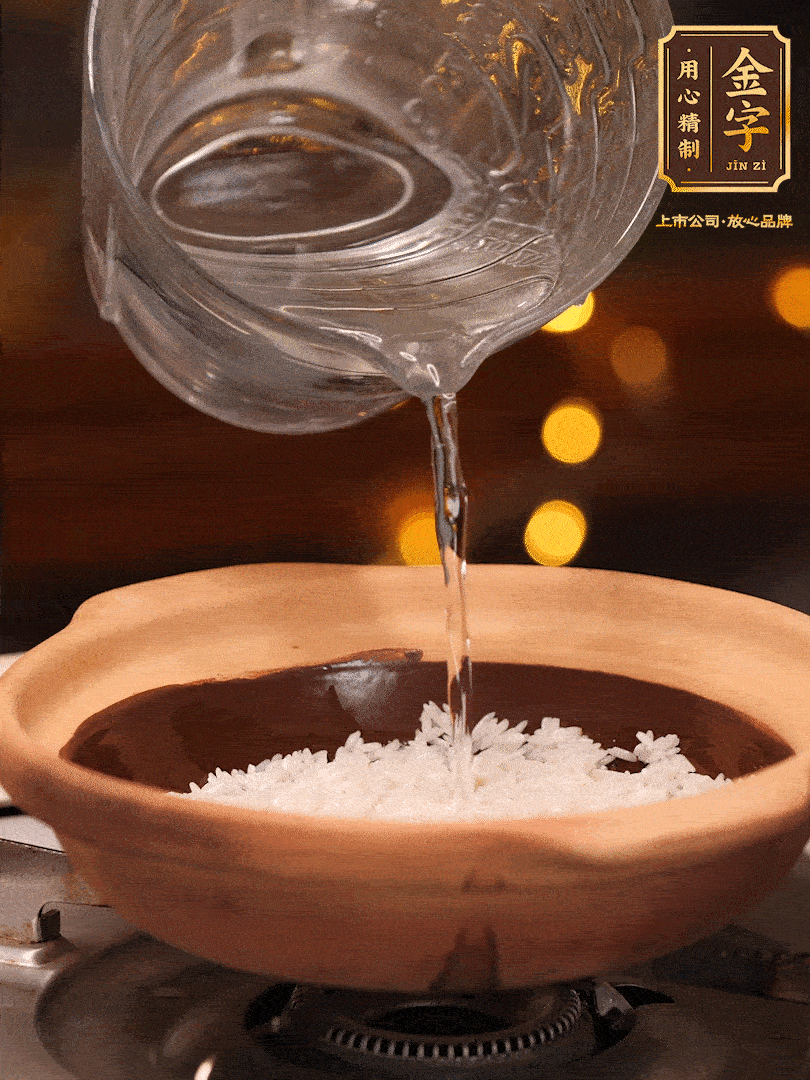 選一個中意的砂鍋加入1勺花生油并刷勻，倒入泡好的絲苗米、開大火煮至沸騰冒大泡后，轉(zhuǎn)中火蓋蓋燜煮5分鐘