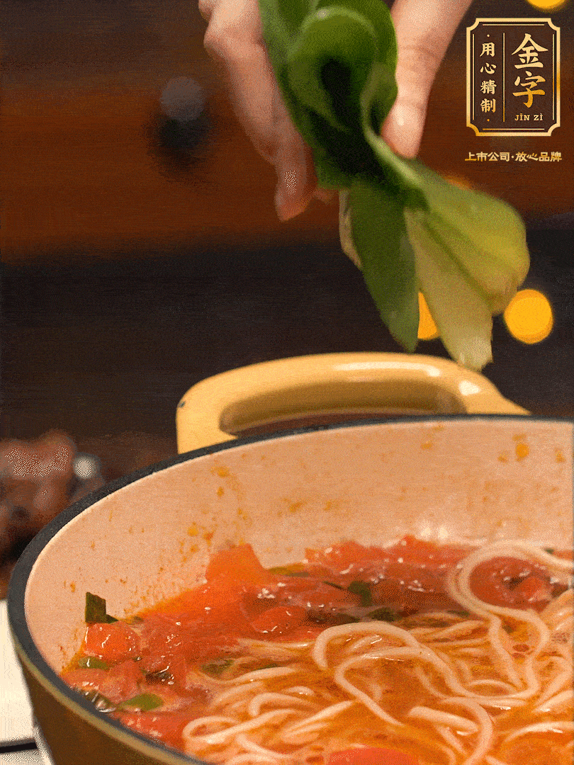 放入焯水后的面條、牛肉、小青菜燜煮約3分鐘