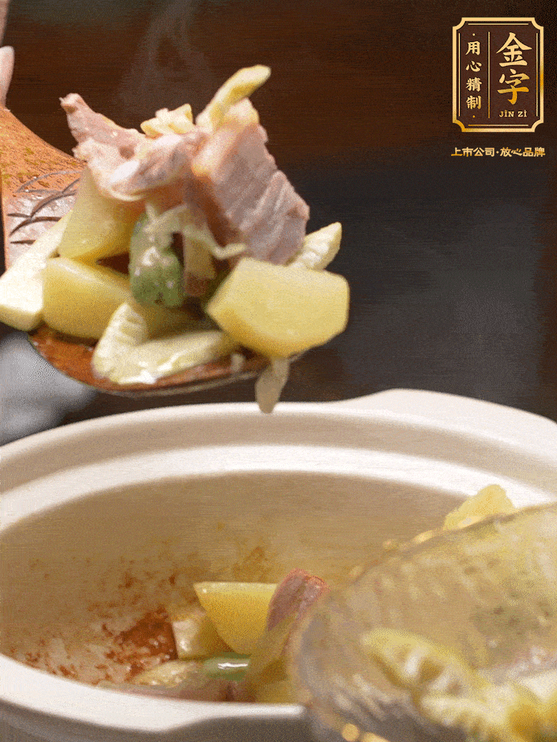 煸出咸肉脂香，再下筍丁、蠶豆。呈出