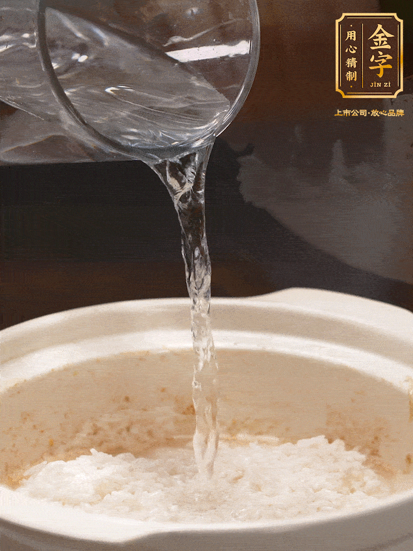 將泡好的米，加水一指，煮至沸騰